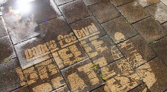 reverse graffiti op straat