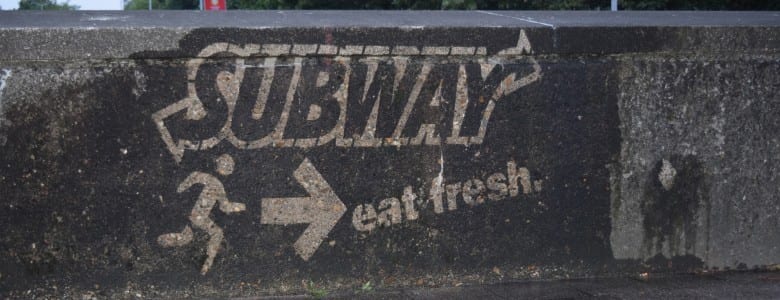 green graffiti muurtje rotterdam voor subway