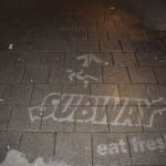 reverse graffiti op straat in rotterdam centrum