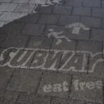 reverse graffiti op stoep subway rotterdam