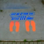 krijt graffiti op beton in oranje en blauw