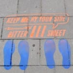 krijt graffiti op stoeptegels in kleur
