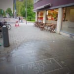 reverse graffiti op stoeptegels witte de withstraat