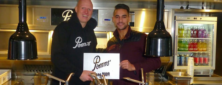 overhandiging logo pomms'